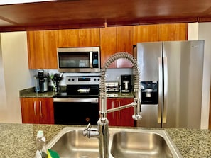 Geladeira, micro-ondas, fogão, cooktop