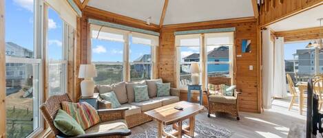 Fernseher, DVD-Player, TischfuĂball, BĂŒcher