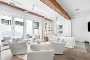 Televisión, reproductor de DVD y videoteca 