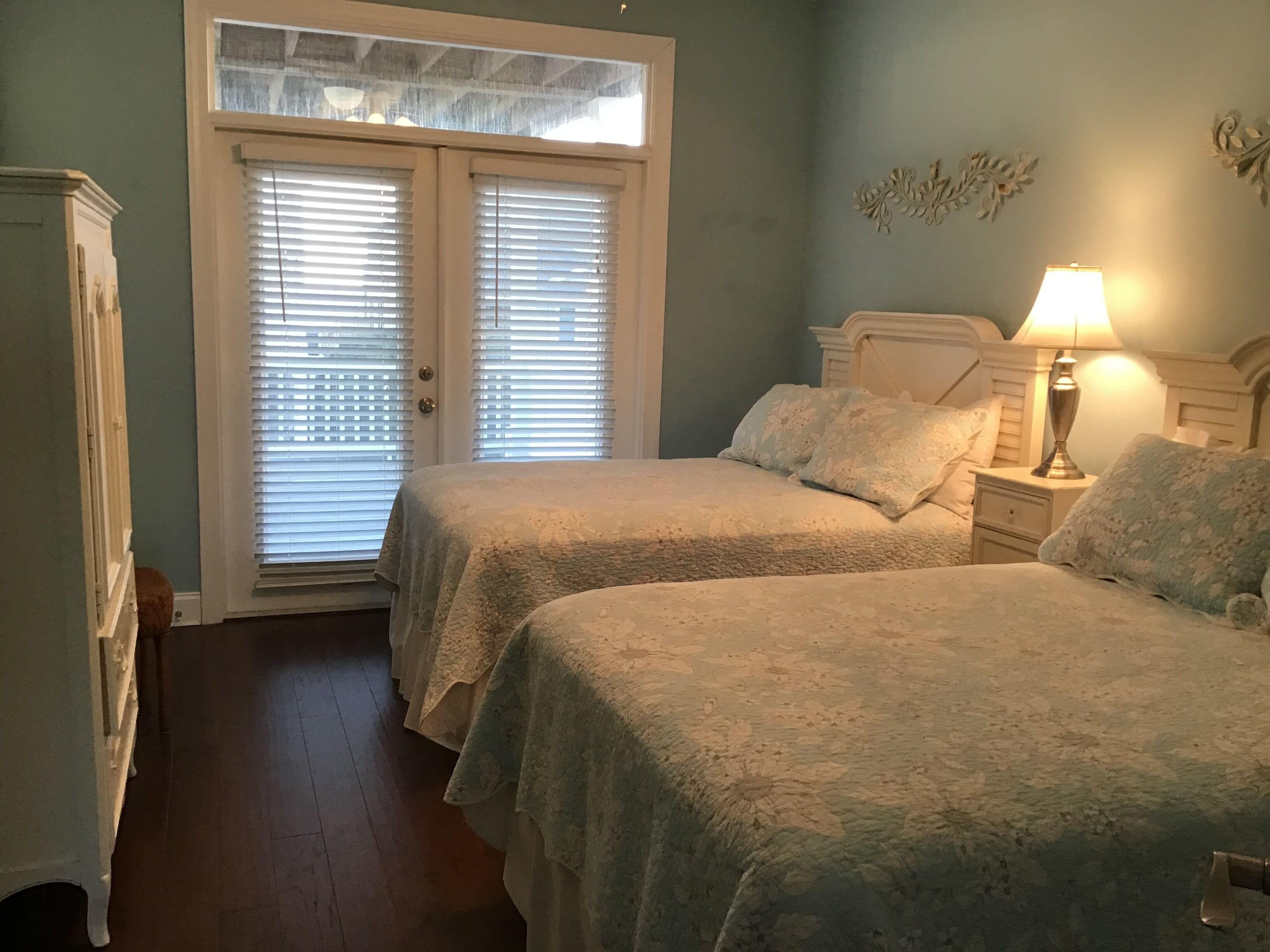 Second Row Beach House- "Wishing Whale” Ocean views!