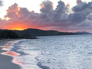 Playa en los alrededores, camastros y toallas de playa 