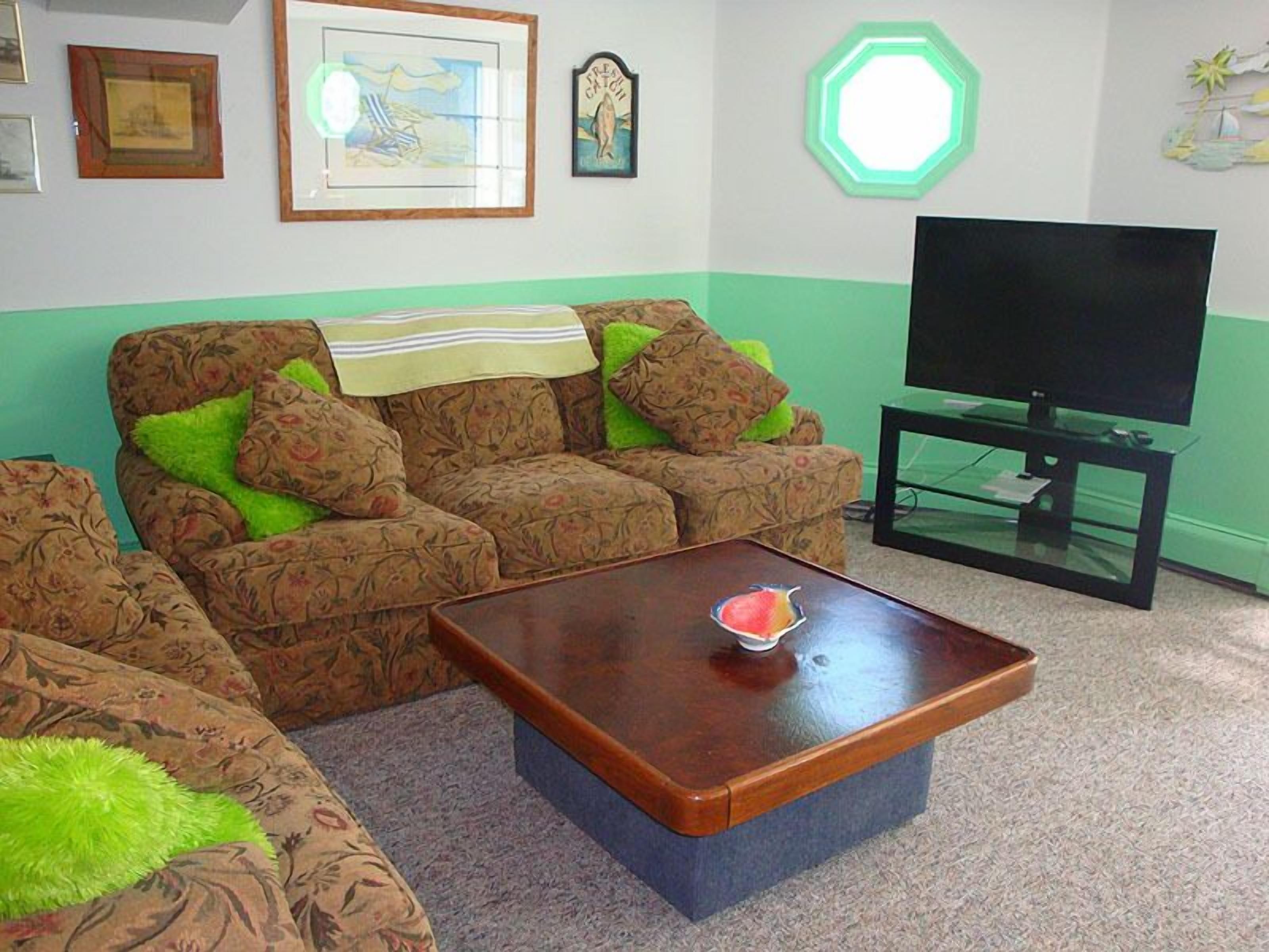 Lovely, Spacious, And Breathtaking Victorian Home Across From Sunset Lake!