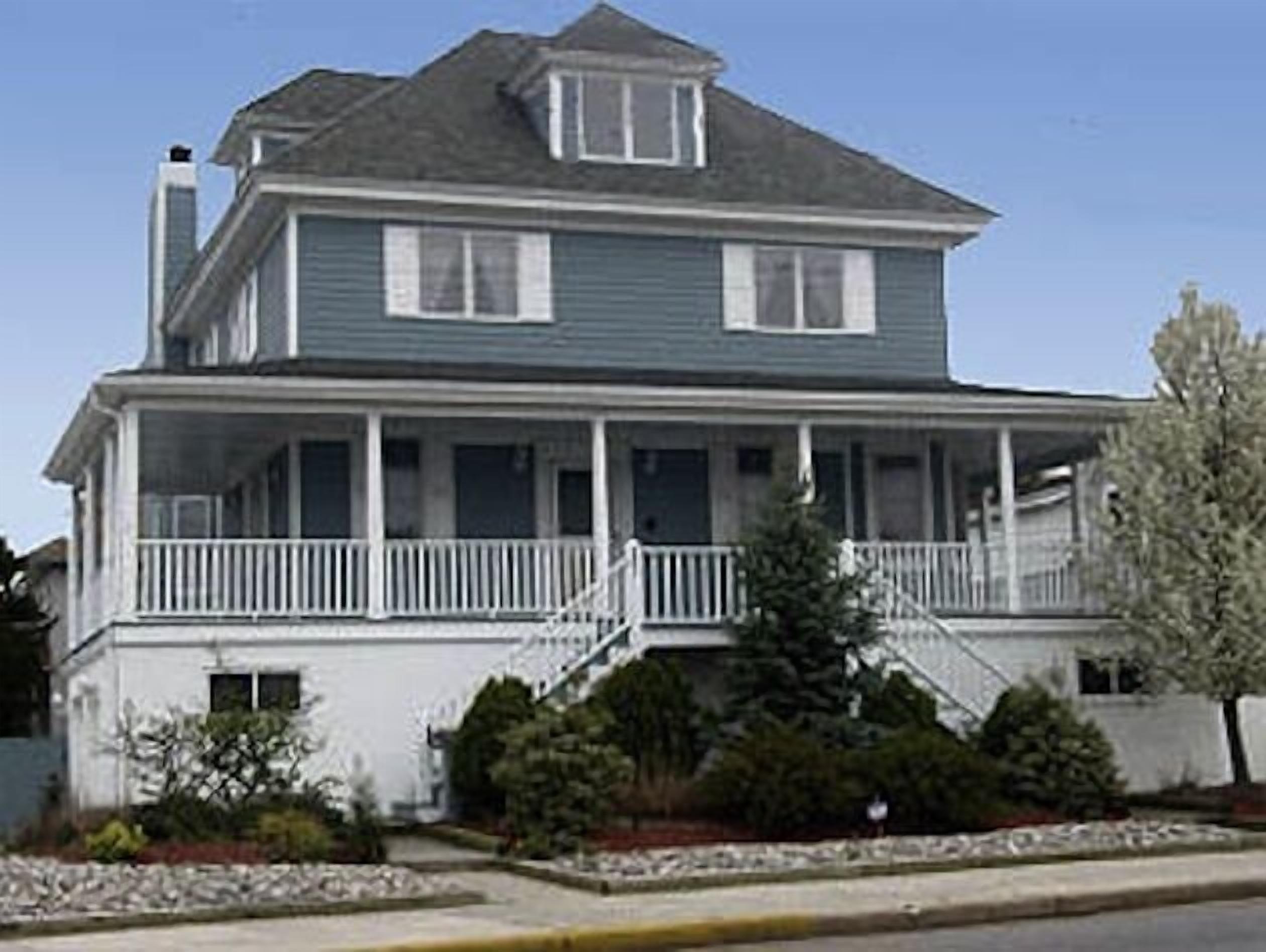 Lovely, Spacious, And Breathtaking Victorian Home Across From Sunset Lake!