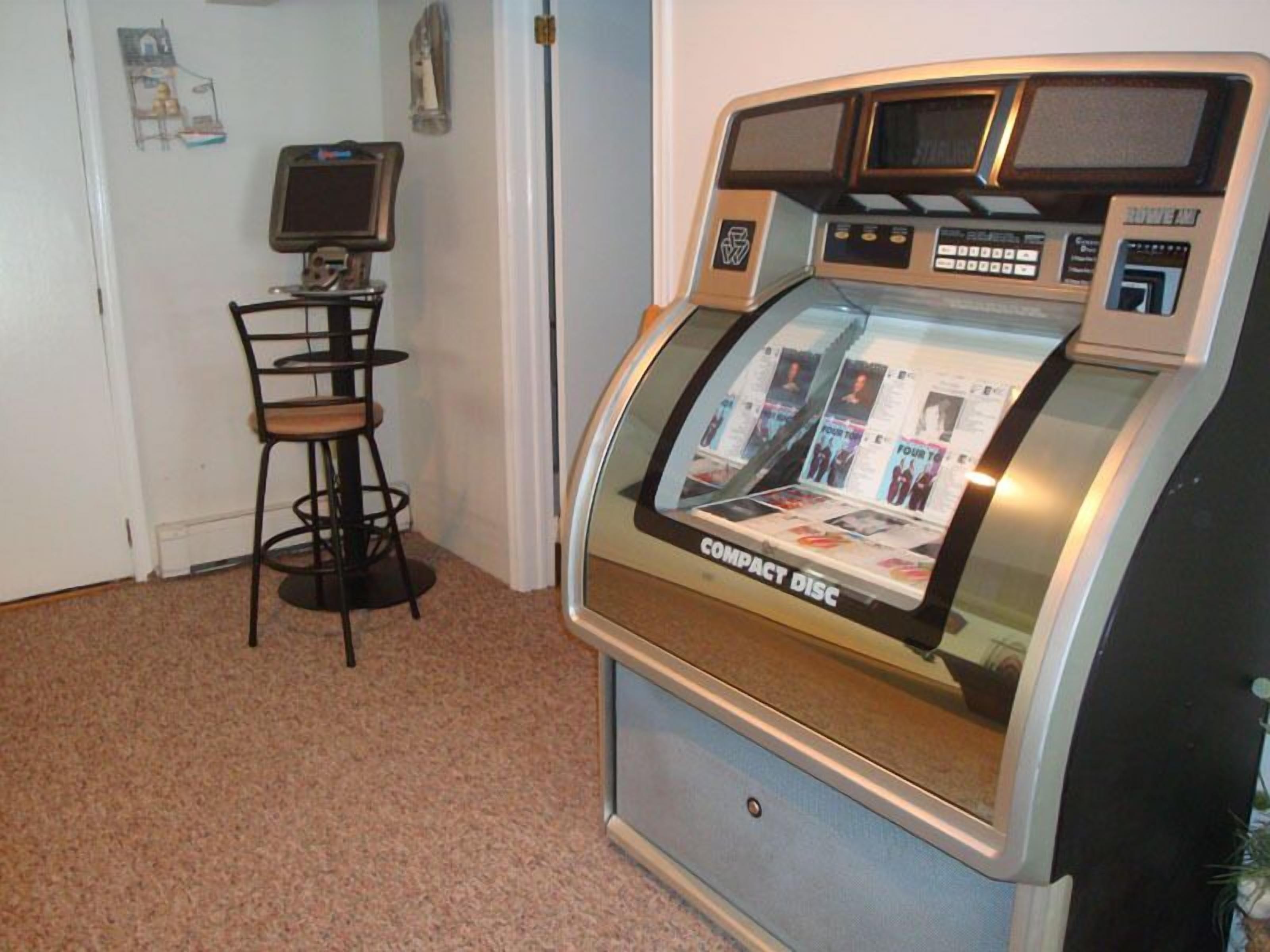 Lovely, Spacious, And Breathtaking Victorian Home Across From Sunset Lake!