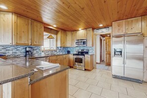 Fridge, microwave, oven, stovetop - Hot Tub. Lake Views. Wine Country & Golf. Your Canandaigua Escape Awaits! (Canandaigua)