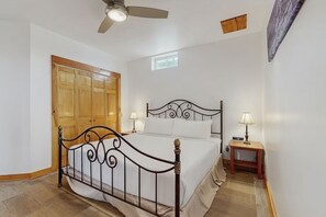 4 habitaciones, tabla de planchar con plancha y cuna de viaje