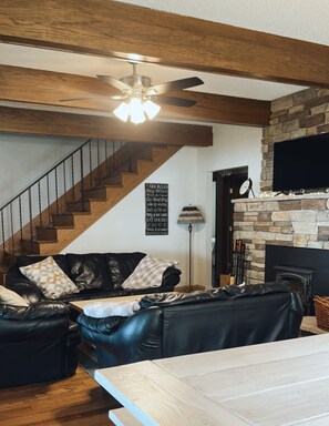 Family Room - Lake House on Serpent Lake. Sleeps 14, Cuyuna Trail, May - November (Crosby)