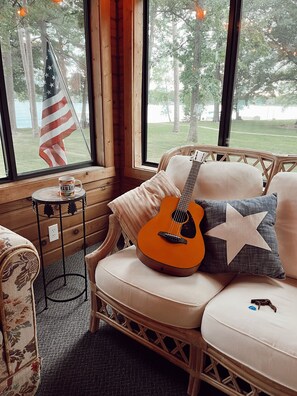 3 Seasons Porch (fairy lights and comfy seating) - Lake House on Serpent Lake. Sleeps 14, Cuyuna Trail, May - November (Crosby)