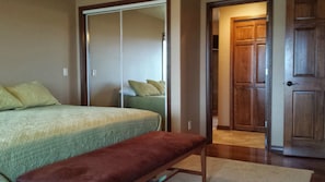 3 bedrooms, desk, WiFi, bed sheets