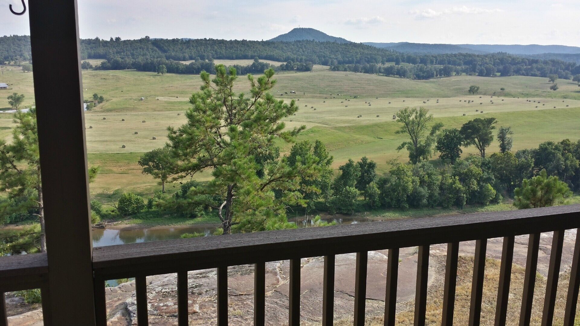 Calico Rock Cabin-406 Calico St(302 Chessmond Ferry Rd) viewing the White River