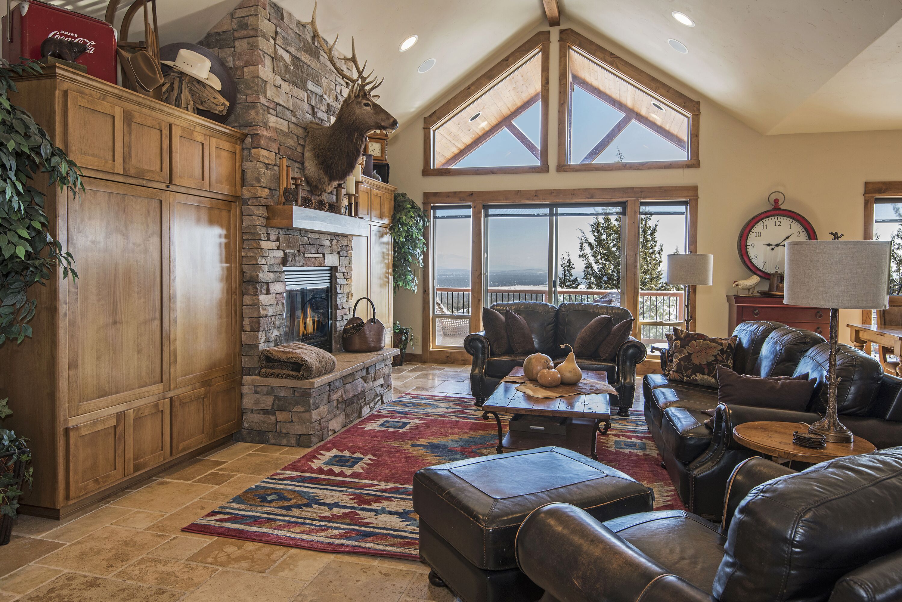 PANORAMIC MOUNTAIN VIEW PROPERTY. PERFECT FOR LARGE/SMALL GROUPS. DESIGNER HOME.