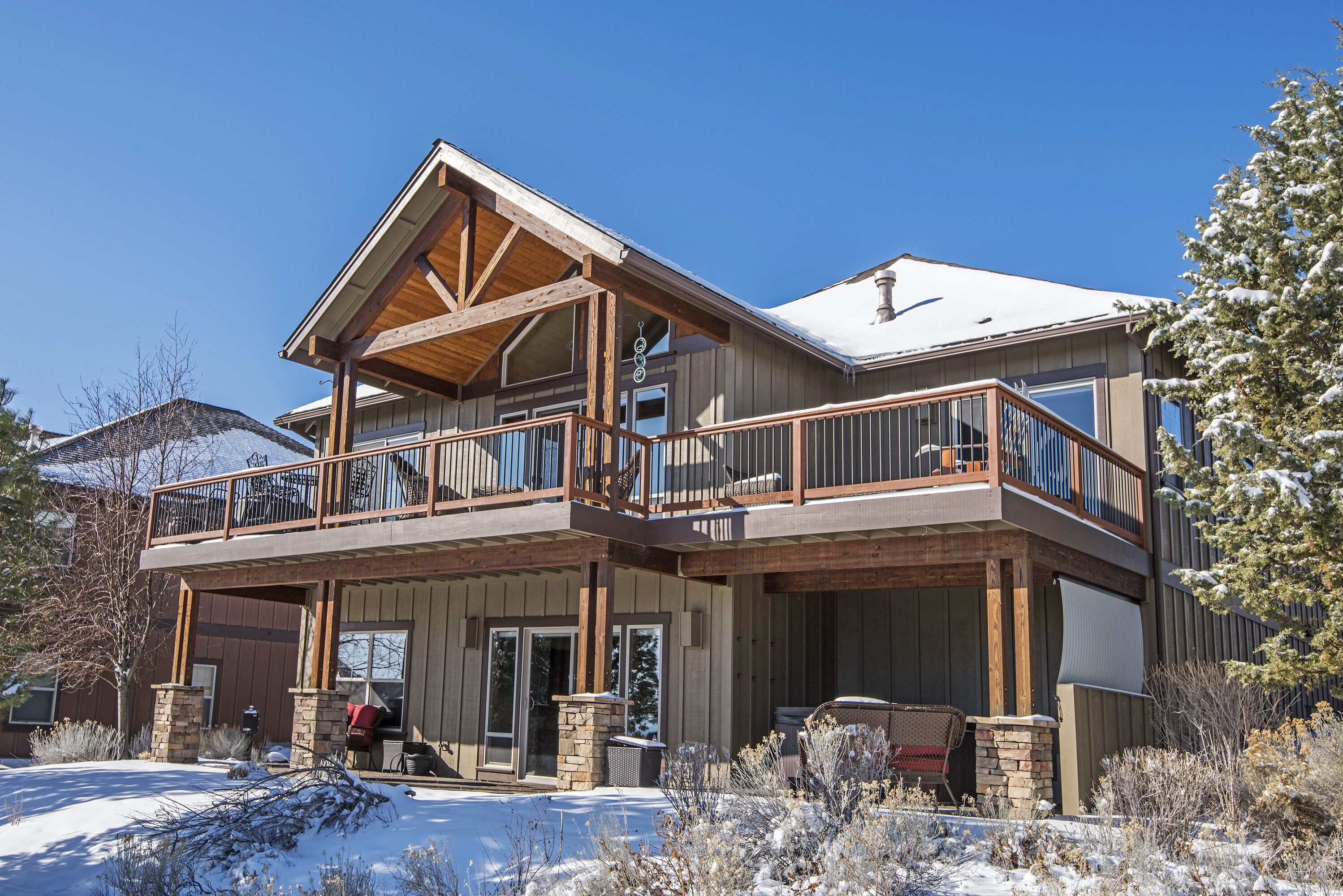 PANORAMIC MOUNTAIN VIEW PROPERTY. PERFECT FOR LARGE/SMALL GROUPS. DESIGNER HOME.