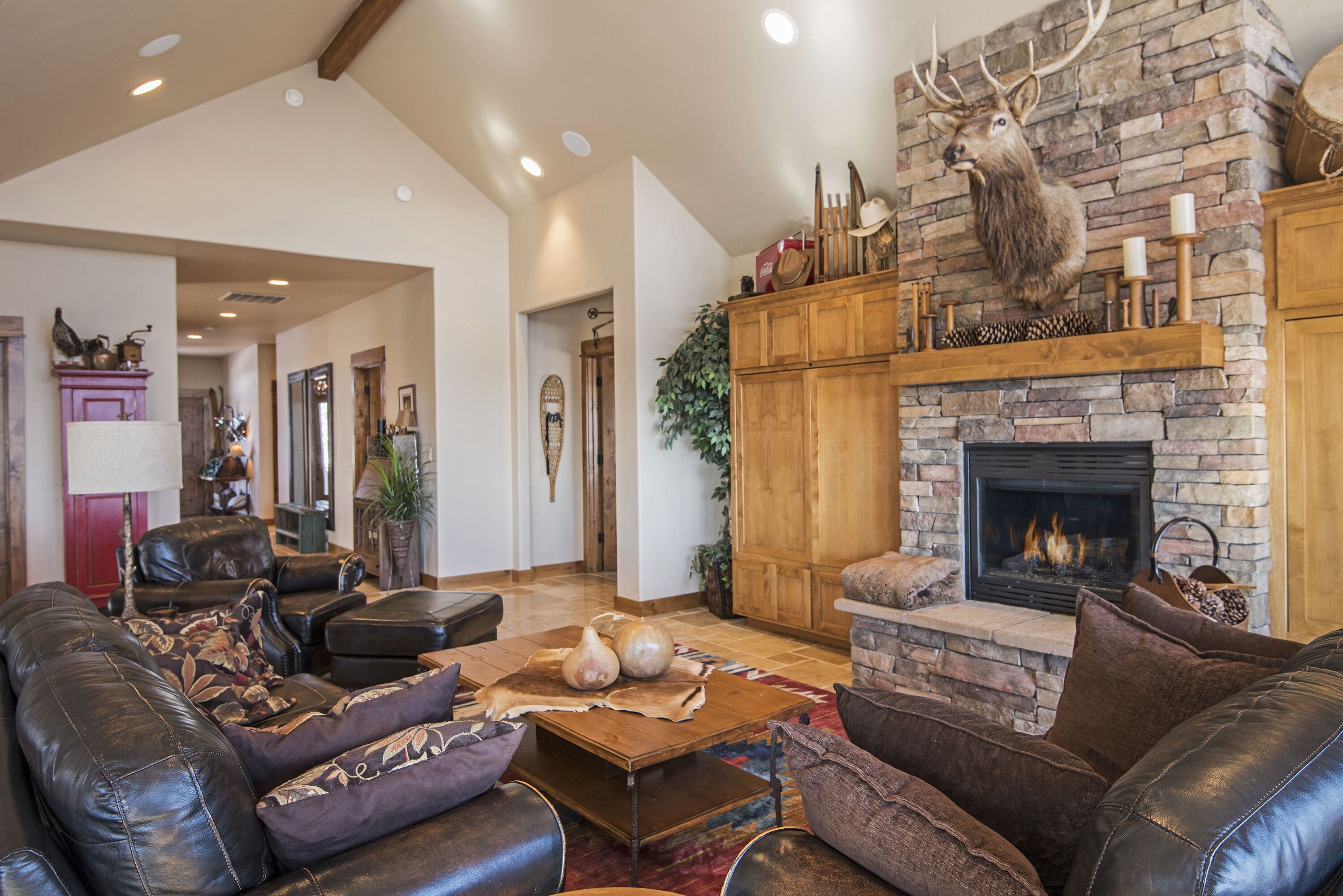 PANORAMIC MOUNTAIN VIEW PROPERTY. PERFECT FOR LARGE/SMALL GROUPS. DESIGNER HOME.