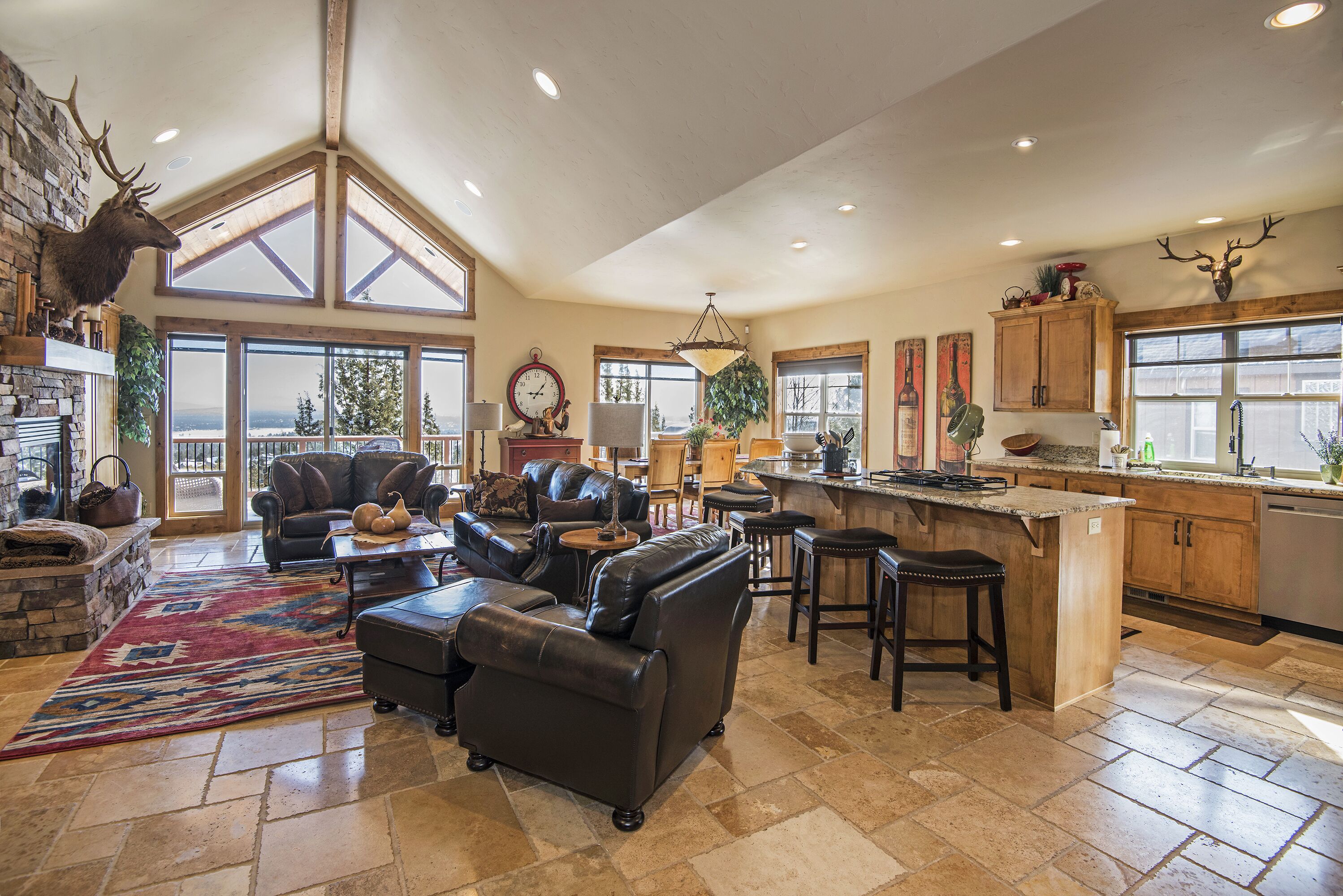 PANORAMIC MOUNTAIN VIEW PROPERTY. PERFECT FOR LARGE/SMALL GROUPS. DESIGNER HOME.