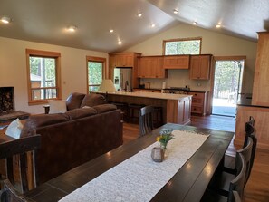 Interior - 4000 SF. 5BR. 5+BA, Walk to Sharc/Mall, 10 Sharc passes, Hot Tub.  13th Fairway. (Sunriver)