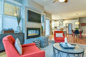 Smart TV, chimenea, libros y estéreo 