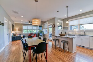 Interior - Luxe Mountain-View Townhome Retreat (Asheville)