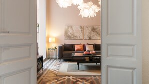 Uma sala de estar moderna com sofá, mesa de centro e arte abstrata na parede.