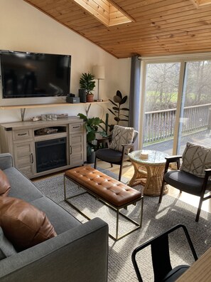 TV connectée, cheminée, table de tennis de table, livres