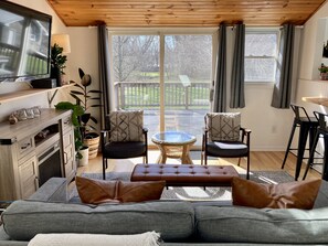 TV connectée, cheminée, table de tennis de table, livres