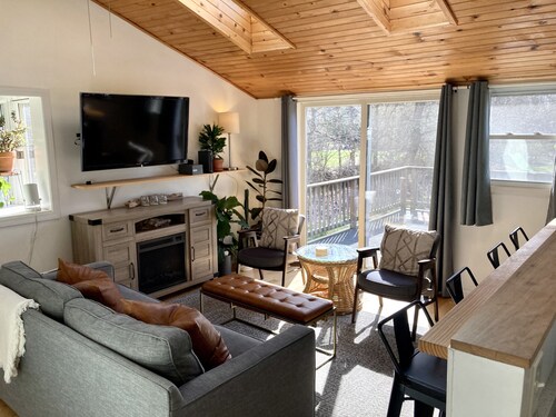 1 mile to beach! Bright, Private Designer Beach Cottage Close To Warren Dunes