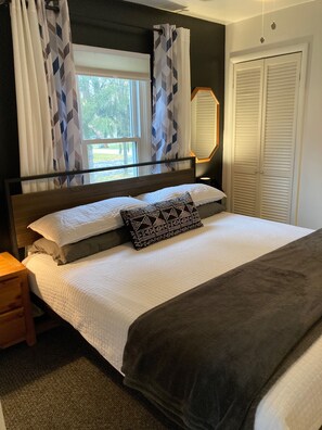 3 室のベッドルーム、デスク、アイロン / アイロン台、旅行用ベビーベッド