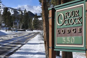 Property grounds - Spacious Family Lodge – 2 Blocks to Main St, Dual Fireplaces (Breckenridge)