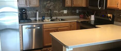 Réfrigérateur, micro-ondes, four, plaque de cuisson