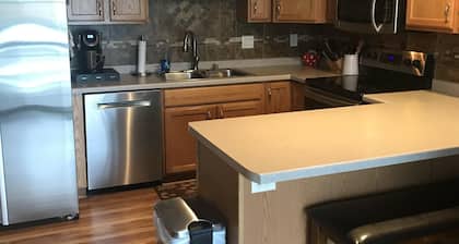 Oshkosh AirVenture 2019 Alquiler. 1 milla de EAA Grounds Townhouse Condo Sleeps