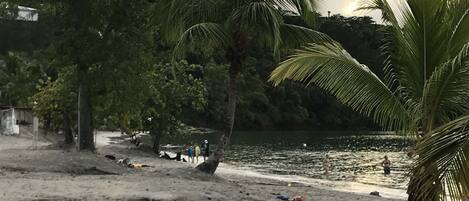 En la playa y camastros