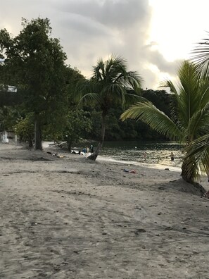 En la playa y camastros 