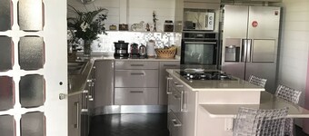 Eine 3-Zimmer-Wohnung, moderner, privater Pool, Meerblick, 10 Minuten vom Strand entfernt