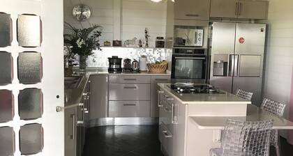 3-bedrooms apartment, modern, big pool, great sea view, 10 mn from beaches.