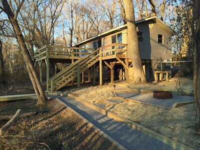 Riverfront Cabin on Exclusive Jon's Pocket!