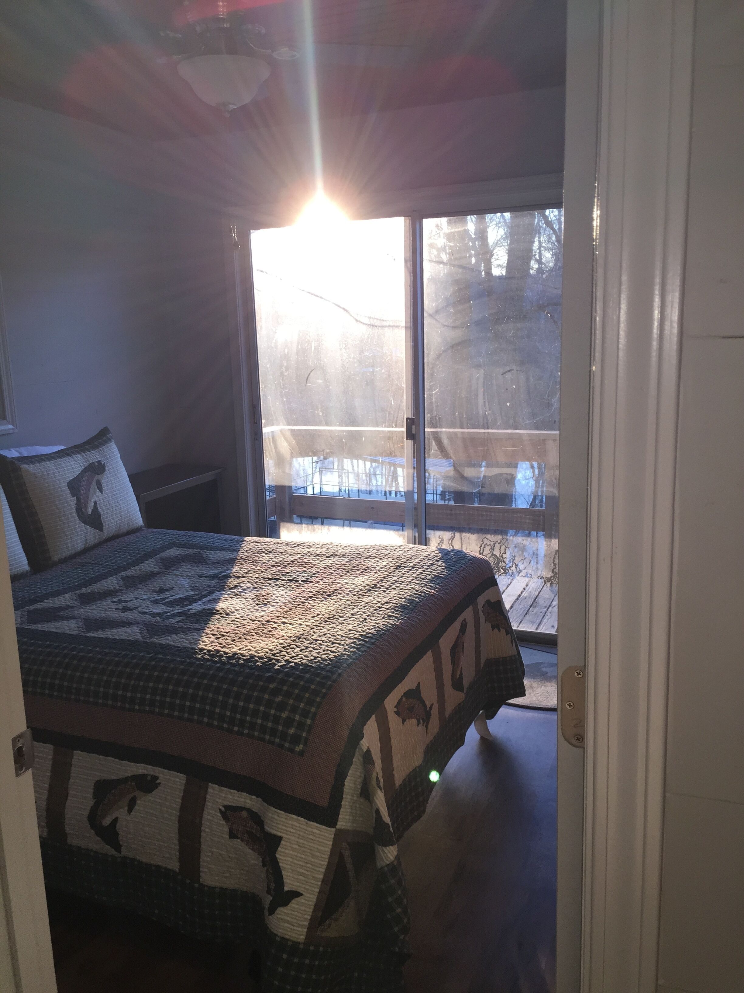 Riverfront Cabin on Exclusive Jon's Pocket!