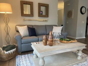 TV connectée, lecteur de DVD, livres, espaces bureaux