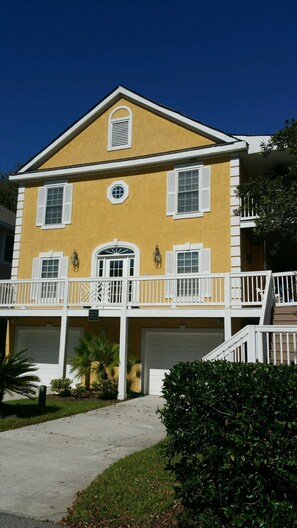 Exterior - Summer discounts! Book now! Beautiful pool/patio. Short walk to beach! (Hilton Head Island)