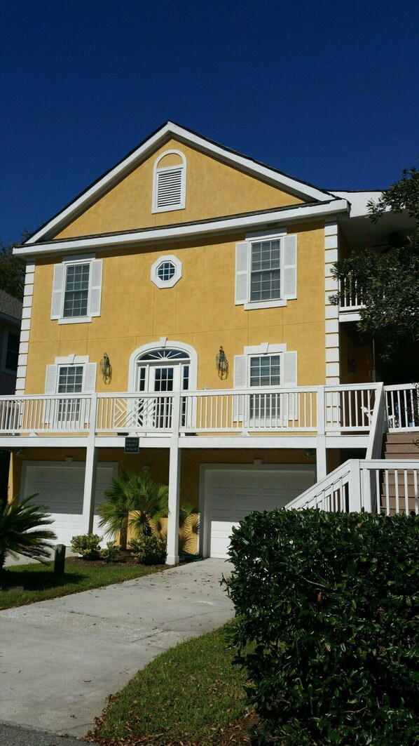 Exterior - Summer discounts! Book now! Beautiful pool/patio. Short walk to beach! (Hilton Head Island)