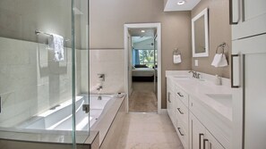 Douche, séchoir à cheveux, serviettes fournies
