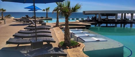 Una piscina al aire libre, una piscina climatizada