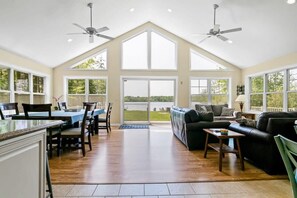 Téléviseur, lecteur de DVD, livres, chaîne audio