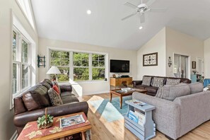 Téléviseur, lecteur de DVD, livres, chaîne audio