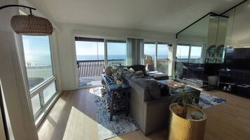 Smart TV, fireplace, books, stereo