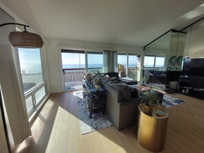 Smart TV, chimenea, libros y estéreo 