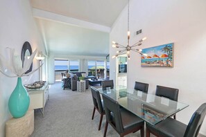 Smart-TV, Kamin, Bücher, Stereoanlage