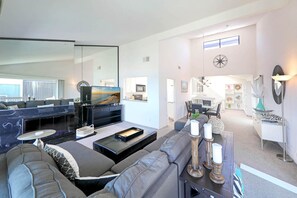 Smart-TV, Kamin, Bücher, Stereoanlage