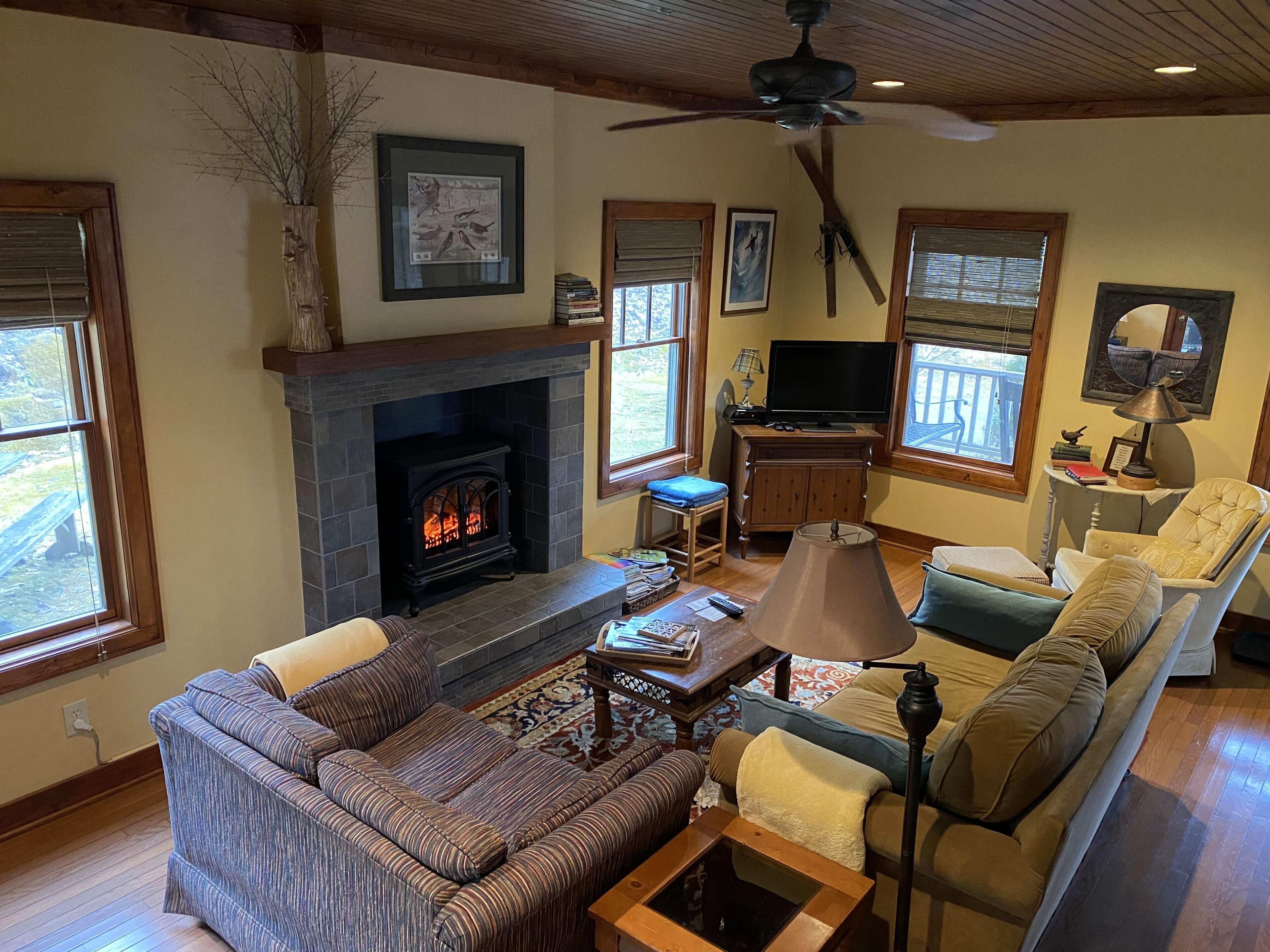 Cottage style cabin ~ Private yet 3 miles to Mast Gen. Store - See our reviews!!