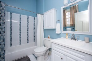 Suihkun ja ammeen yhdistelmä, hiustenkuivaaja, pyyhkeet, saippua