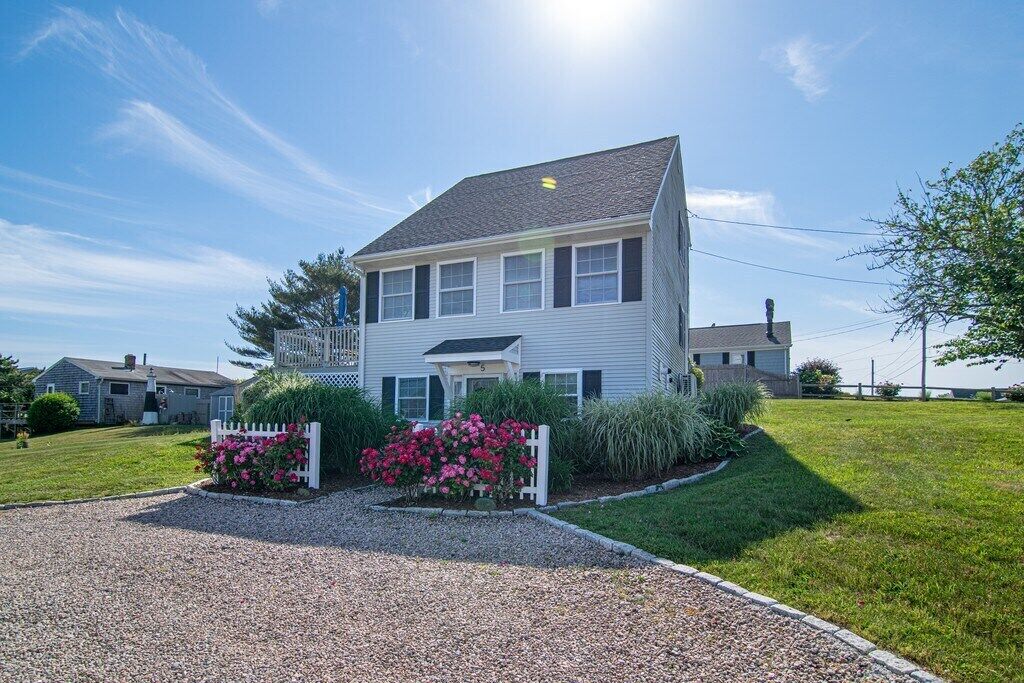Family Home in Sand Hill Cove/Roger Wheeler Area!