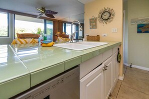 Combined shower/bathtub, hair dryer, towels - KR506-Ocean View  - Beachfront Resort - Great Winter Whale Watching! (Kihei)